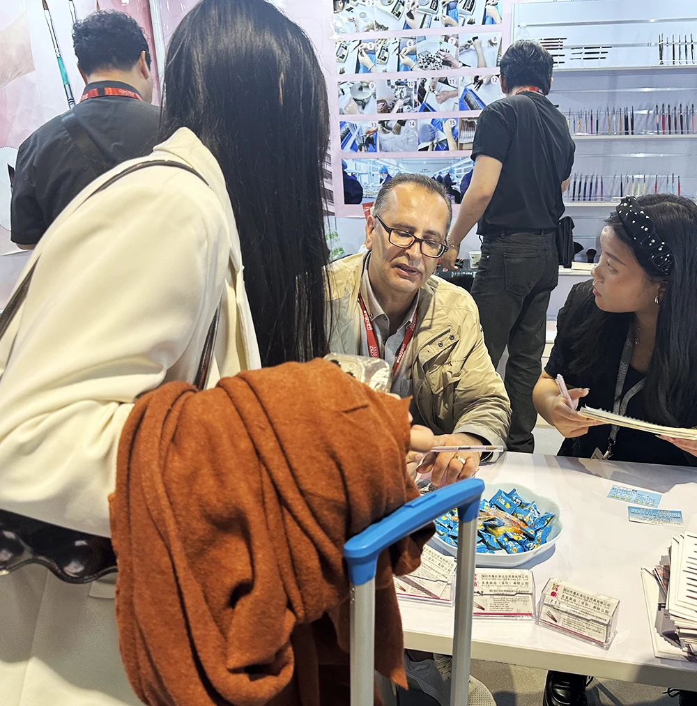 Cosmoprof HK 2024, đã gặp nhiều bàn chải móng tay cũ và mới.